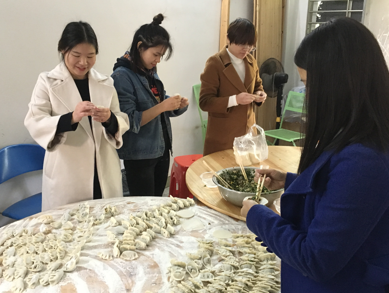 冬至包餃子 溫情暖寒冬-經(jīng)過(guò)食品金屬檢測(cè)機(jī)，更放心